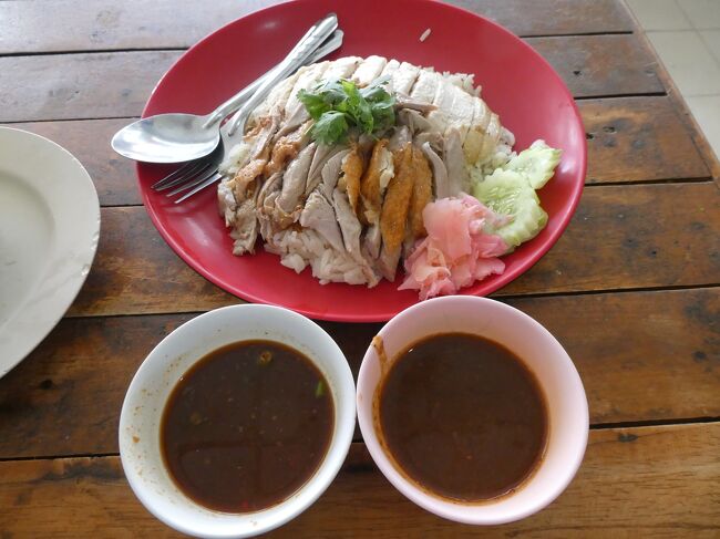 タイと言えばカオマンガイ！<br />タイに旅行に行ってカオマンガイを食べずに帰るとは、イタリアに旅行に行ってパスタを食べずに帰る様なものなのだ。<br />カオマンガイ大盛（ご飯大盛にチキンダブル）です。<br />漬けタレも2つ来た！<br />