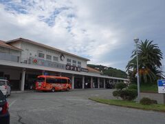 伊東駅から湯の花通りへ。