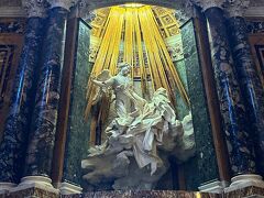 ベルニーニ作　聖テレサの法悦
大きな教会ではないけど彫刻が美しい。
天使と悪魔の火のところ。
お昼休みがあり午後は15時半からなので開くまでちょっと待ちました。
ローマ観光はここまで。ホテルに戻ります。