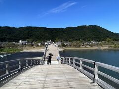 岩国城側へ錦帯橋を渡ります。