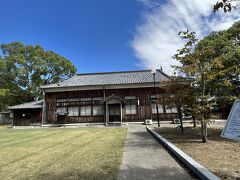 旧制岩国中学校武道場は大正時代の建物ですが、現在は自治会館として利用されているようでした。