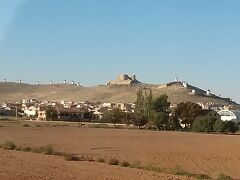 ラ・マンチャの風車を見にいきます。
乾燥した大地の丘の上。
