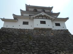 白石城にやって来ました。
江戸時代、仙台藩の重臣片倉氏の居城でした。
幕府は一藩には一城しか作らせない政策をとりましたが、伊達氏、片倉氏は有力な武将であったため、白石城の存続を認めました。