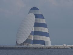 こっちは風の塔
アクアラインの排気塔
直径200メートルもあるヨットの帆をイメージしたデザイン
