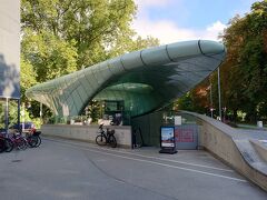 王宮の向こう側、コングレス脇にケーブルカー（フンガーブルクバーン）の地下駅がある。