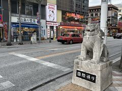 さて、そろそろ空港に向けて・・。
牧志から、国際通りを歩きつつ、お買い物しながら帰ります。