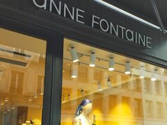 《アン・フォンテーヌ Anne Fontaine》

アン・フォンテーヌは、白と黒のブラウスの専門店として有名。