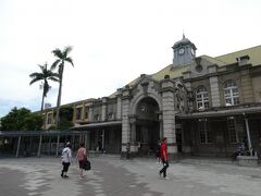 10:21新竹着。
駅舎は日本時代のまま、大切に使ってくれています。
新竹は「台湾のシリコンバレー」として有名ですが、駅前の旧市街地は台湾のよくある地方都市の雰囲気です。