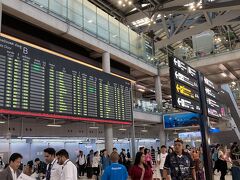 スワンナプーム空港到着。
エアアジアはドンムアン空港専属みたいになっているので、こちらは久しぶりです。
入国審査に１時間かかるという噂も青変わらずありますが、今回は１０分ほどで終了。
エアポートリンクで市内に向かいます。