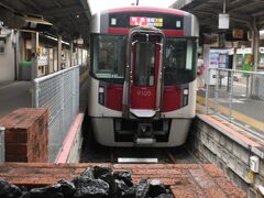 大牟田駅は旧三池炭鉱近く。
線路の先には石炭のオブジェ。