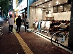 コンサートの後は、夕食を食べに居酒屋へ

20：30 大衆酒場フタバ米子
事前に予約を入れておきました。

到着すると、さすが人気店。満席です。

キッチンの横を通り過ぎて、奥へ行くと個室があります。