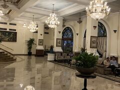 ホテルマジェスティックサイゴンにチェックイン。
コロニアル調のロビーは素晴らしい。