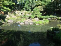 方丈の裏にある恵林寺庭園は夢窓疎石の代表的な築庭庭園として有名
国指定の名勝にもなっています

表の枯山水の方丈庭園とは対照的な池のある庭園です