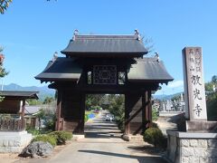 恵林寺のすぐ北側にある放光寺

元暦元年､源平合戦で功績をたてた安田義定が一ノ谷の戦いの戦勝を記念して創立したお寺だそうです
安田義定は甲斐源治の祖とされる源義光の孫源清光の子と云われていて､義定はここで自害したそうです

総門から奥へと進み