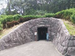 岩宿遺跡A地点から道路を挟んで岩宿ドームという施設がある。

