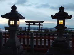 白髭神社
日の出の時刻に合わせ、5時15分に玄関前って事で車に乗って連れて来てもらいました。30分後にまた迎えに来てくれます。

境内から琵琶湖を見てます。鳥居が立ってるのは