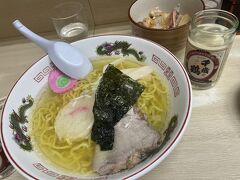 お連れと合流し、

ラーメン信月へ。
営業時間は20：00～5：00。
すすきのならではの営業時間。
つねに10人以上並んでいますが、みんな食べたらかえるので、
30～40分程度で一斉にお客さんが入れ替わる感じです。
自分たちも、最後のお客さんが入れ替わるまでの間に
いそいでラーメン＆日本酒。