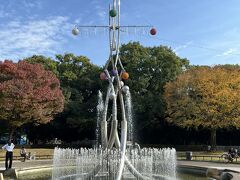 諏訪公園にやってきました。噴水のオブジェが個性的ですね。