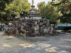 公園内に、ただならぬ雰囲気のがっしりした作りの石碑がありました。造りから戦前のものとは思いましたが、何なのかはわからず、後日調べると、五箇条の御誓文の各条文を刻んだ誓之御柱なるものとわかりました。
全国でも5基しか残っていない貴重なものです。