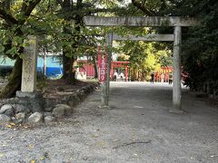 公園となりの諏訪神社に行ってみましょう。鳥居があります。
この様子からわかるように、諏訪公園は元は諏訪神社の境内の一部でした。