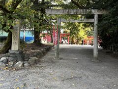 公園となりの諏訪神社に行ってみましょう。鳥居があります。
この様子からわかるように、諏訪公園は元は諏訪神社の境内の一部でした。