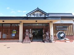 久々の輪行で、湖西線経由の新快速で敦賀まで行き、さらに北陸線普通電車で今庄までやってきました。涼しくなってきたので、輪行している方がたくさんいましたが、なんとか無事下車できました。宿場町・今庄宿の最寄駅にふさわしい駅舎です。