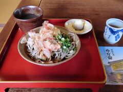もうお昼なので、おろしそばを注文しました。福井名物で、夏に食べると美味しいんですよね～