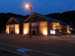 敦賀駅までそのまま向かってもよかったのですが、敦賀赤レンガ倉庫の夜景を見てみたかったんですよ。昼間とはまた違う光景でいいですね～
