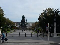 Maria-Theresa Memorial
皇后マリア テレジアの記念碑、噴水、緑地を備えた美術館そばの有名な広場。