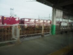 お隣の東新潟駅付近で突然の雨！
奥に見えているのは新潟貨物ターミナルのコンテナ。