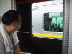 西新発田駅で列車行き違い。
一生懸命に観察するAkrさん