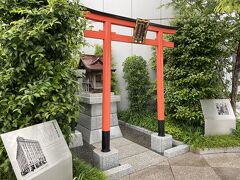 お次は、ビルの上に祀られている　かく護稲荷神社。かくごいなりじんじゃ
（かくの字は、雨へんに鶴）
