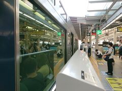 翌日、仕事を終えて大阪駅から新大阪へ移動して帰ろうと思うも列車が動かず。

やがて入ったアナウンスは、
“ただ今運転士を手配しております”と。

何があった？
もしや阪急か阪神に運転士を借りに行っているのか？

しばらく待つも全く動く気配がなく結局御堂筋線で新大阪へ移動。

それと、滞在中、
大阪万博のバの字を見ることもなかったぞ。
人手不足と建設費UPで問題が出ているとは聞いているが・・・

いったいぜんたい、どうなってる？
大阪。

