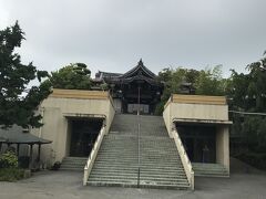 平井諏訪神社の隣にある燈明寺です。
本堂は階段を昇って行った先にあり非常に立派でした。