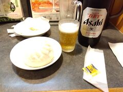 散髪もできてすっきりしたので、餃子の王将の岡山駅前店で中華まんをつまみにビールです。