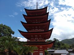 嚴島神社の五重塔です。
青空に映える朱色の五重塔ウインク
美しいです。