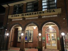 今夜の宿はBlue Mountains YHA。駅から歩いて10分くらい。Woolworthsすぐそばで便利。