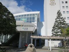 やってきました八戸駅。

駅舎は新しくホテルも建っていますが、市街地は少し離れているので駅前はそんなににぎやかな雰囲気はありません。