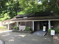 まずは「高松塚壁画館」に入館。入館料３００円。

館内には、壁画発見当時の精密な壁画模写「現状模写」をはじめ、剥落や汚れを加減した模写「一部復元模写」、さらに凝灰岩に漆喰を塗り再現した「再現模造模写」など壁画関係の展示や、各種副葬品等の展示がなされていた。
見学所要時間は１５分程度。　　

高松塚古墳壁画の本体は、国宝に指定されており、通常は一般公開されていず、年何日か修理作業室の見学者用通路からガラス越しに公開されているに過ぎない。