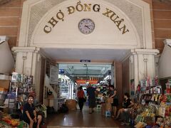 最初の街歩きはハノイ最大ドンスアン市場（写真）です。