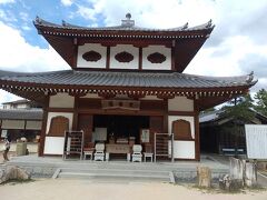 嚴島神社の廻廊を出たところに、いきなり山門が出てきてびっくりです。
亀居山放光院大願寺という真言宗のお寺です。