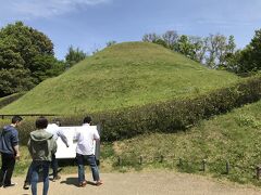 高松塚古墳。

現在のこの古墳は、発掘調査の成果などをもとに復元されたもので、直径２３ｍ（下段）及び１８ｍ（上段）、高さ５ｍの二段式の円墳。
藤原京期（６９４年～７１０年）に築造された終末期古墳。