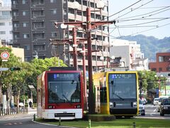 市電に乗ります。芝生がキレイですが、土壌は桜島の火山灰を使っているそう。