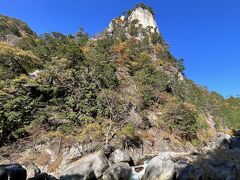 「覚円峰」はほぼ垂直に屹立する高さ約180mの巨岩で、その昔、僧侶覚円があの頂上で修行したとの伝承から名付けられたそうで、あそこに登るなんて凄すぎますな（笑）