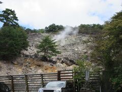 新湯爆裂噴火口跡（栃木県那須塩原市湯本塩原）
共同浴場の背後の山で湯けむりが出ているのが「新湯爆裂噴火口跡」です。

