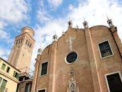 「Chiesa di Sant'Aponal」
ファサードのバラ窓の上には、清楚な十字架の装飾があります。