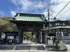 由比ヶ浜大通から、若宮大路を渡って、妙本寺へ。
鎌倉駅から歩いて７－８分のところにあって、自然豊かで広い敷地のお寺です。
これは、妙本寺の境内の入口にある総門。