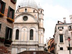 「Chiesa di Santa Maria dei Miracoli（サンタ・マリア・デイ・ミラーコリ教会）」
15世紀後半に今のクロアチアから石を取り寄せて建造
初期ルネッサンス建築の代表で、「ヴェネツィア・ルネッサンスの宝石」と称えられます。