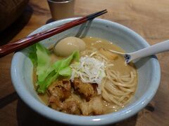 店内に数名座って待つことが出来るスペースがあります。
食券機でメニューを選ぶ際に、麺の種類や具材も自由に組み合わせる事が出来るので、チャーシューではなくホルモンを選択。
魚介の利いた濃厚豚骨醤油の美味しいラーメンでした。