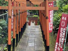 花園稲荷神社へ階段を下ります